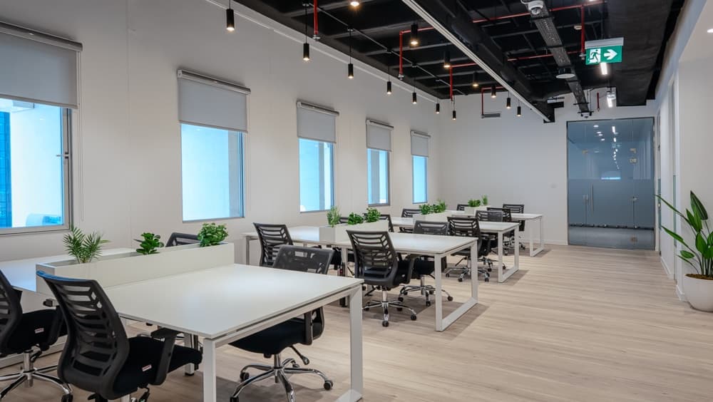 Coworking desks and seating at MAKTABI